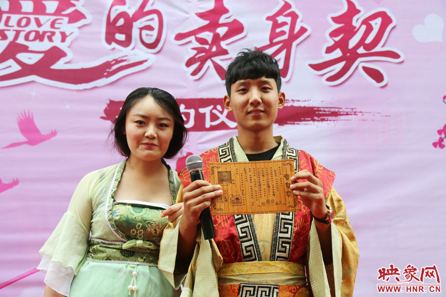 現(xiàn)場的8名男子異口同聲地表示，如違反此契約，可以接受處以極刑。