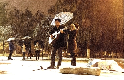 雪夜鄭大新校區(qū)的這一幕是不是也溫暖了你？