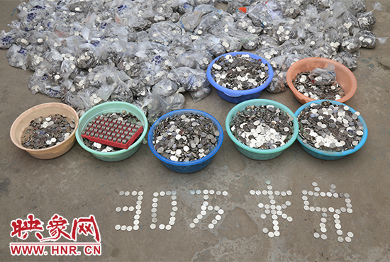 據(jù)負(fù)責(zé)清點(diǎn)“巨資”的張大爺介紹，這筆“巨資”積攢了兩個(gè)月左右，有30萬左右，重達(dá)3000多斤。