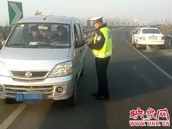 2月3日，一名男子因錯(cuò)過了路口不顧自身安全竟然在高速上逆行，被焦作高速交警逮個(gè)正著。