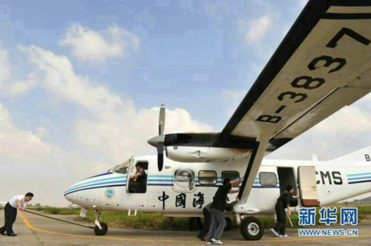 資料圖：中國海監(jiān)東海航空支隊舟山基地工作人員正在進(jìn)行運-12飛機(jī)備航。