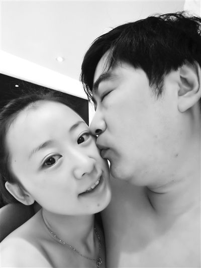 兩人合影。女當(dāng)事人供圖