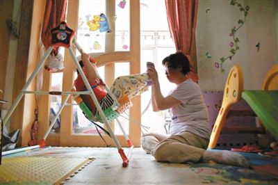 6月14日，未婚媽媽于軍的家里，她正在陪女兒悅悅玩耍。悅悅4歲了，因為沒有爸爸的信息而始終上不了戶口。