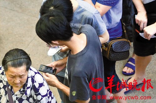 排隊(duì)的“黃?！备魇謭?zhí)一疊白紙，上面寫好了要掛號的人的信息，包括姓名、電話、要掛的科室等。穿黑白花紋衣服的老婆婆正在排隊(duì)掛號