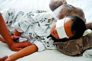 9月2日，小斌斌在病床上休息。山西省眼科醫(yī)院院長(zhǎng)賈亞丁介紹，醫(yī)院安排心理專家對(duì)患兒及家屬進(jìn)行心理治療。