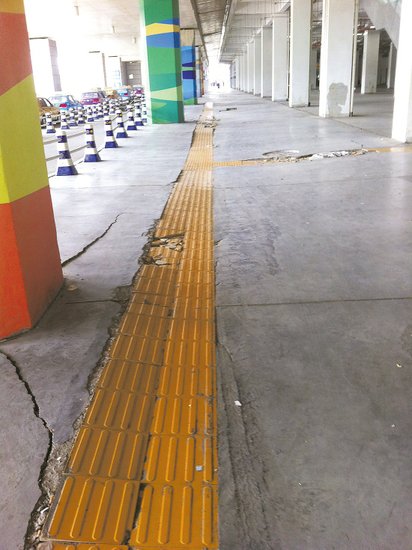 在溫嶺火車站架空層，由于沉降產(chǎn)生的裂縫到處可見。
