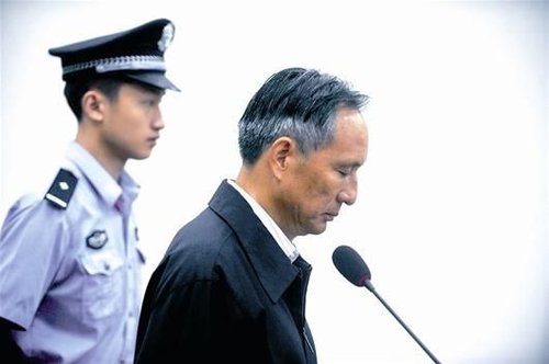 圖為：10日，張曙光在北京市第二中級人民法院接受庭審 新華社發(fā)