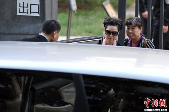 圖為宣判結(jié)束后夢鴿面無表情走出海淀法院，乘車離開。