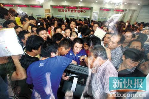千余名濟南市民擁擠在排號機前搶號準(zhǔn)備搶提公積金。 CFP供圖(資料圖)