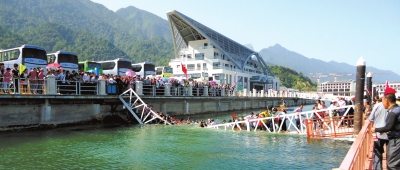 昨天上午10點(diǎn)左右，江西廬山西海風(fēng)景區(qū)司馬旅游碼頭發(fā)生橋面塌陷事故，造成18名游客擦傷或落水。景區(qū)表示，目前已對(duì)擦傷或落水游客進(jìn)行有效救治和妥善處置，并對(duì)游客損失的財(cái)物進(jìn)行登記。
