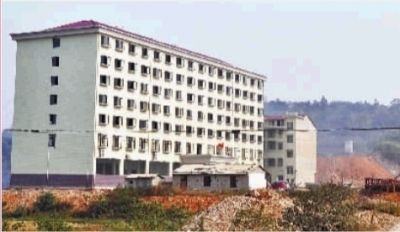  10月23日，長(zhǎng)沙市岳麓區(qū)蓮花鎮(zhèn)云蓋村村委會(huì)的辦公大樓。  實(shí)習(xí)記者 李健 攝