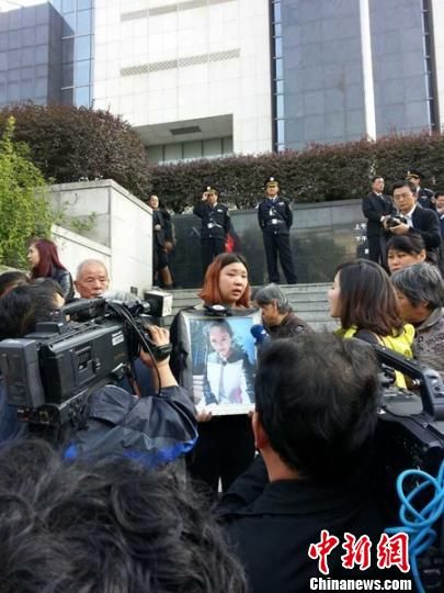 法院外，死者祁某的家人正在接受媒體采訪。 田雯 攝