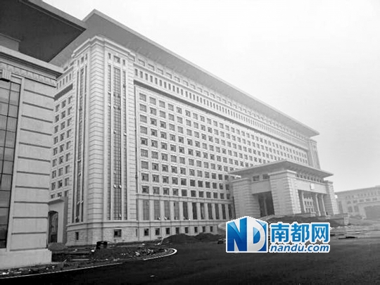 圖片顯示，湖南攸縣新建的發(fā)展中心樓群氣派，廣場(chǎng)龐大。 圖片來(lái)源：天涯論壇