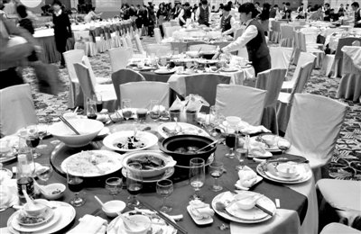 今年1月20日，一國企在廣州一家五星級酒店擺了70桌。臨近年底，在中央“嚴抓四風”背景下，北京國企機