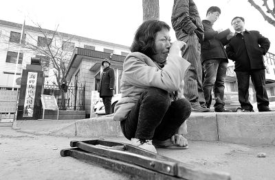 從法院出來以后，家屬和律師正在商量案情，夏鳳各在旁想著想著忍不住哭起來