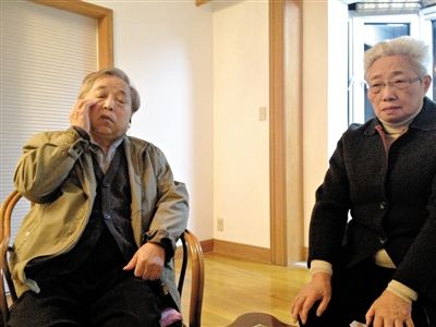 前晚，年過七旬的劉光嘉及妻子向記者講述強(qiáng)拆經(jīng)過。