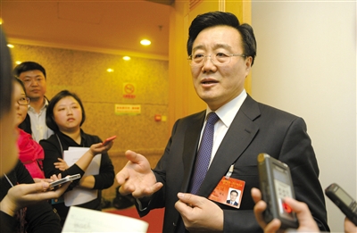 昨日，在十四屆人大二次會(huì)議順義代表團(tuán)全團(tuán)審議后，北京市人大代表、北京市常務(wù)副市長李士祥接受記者提問。新京報(bào)記者 浦峰 攝