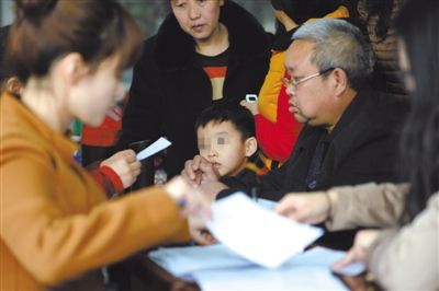 昨日，家長(zhǎng)為服用藥品的幼兒登記參加體檢。西安兩所幼兒園長(zhǎng)期給園內(nèi)幼兒集體服用“病毒靈”。