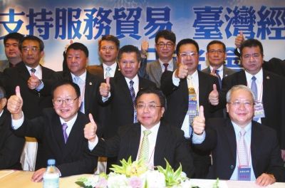 去年10月，多位大陸臺(tái)協(xié)會(huì)長(zhǎng)舉行記者會(huì)，一同為服貿(mào)協(xié)議喊話，希望臺(tái)當(dāng)局盡年快完成審議。圖/東方IC