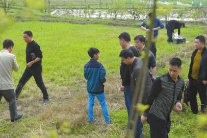 少年指認藏槍地點。