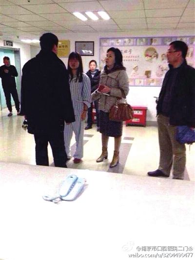 事發(fā)現(xiàn)場，打人者袁亞平(右二) (資料圖)