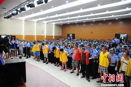 徐州市中級(jí)人民法院召開毒品犯罪案件集中宣判大會(huì),11名被告人被判處死刑、無(wú)期徒刑和有期徒刑不等。