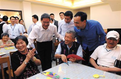 　昨日，張志軍前左二和陪同的新北市長朱立倫與老人們交談。