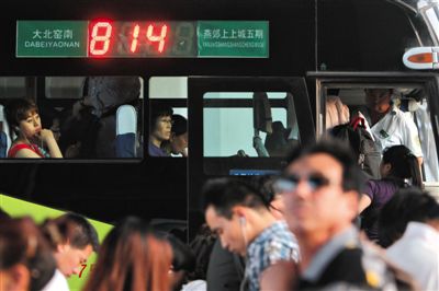 2014年5月22日,乘客在北京大北窯南乘坐開往燕郊的814路公交車。