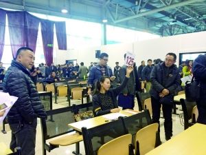 　首批中央和國家機關公車第三場拍賣現(xiàn)場。賈悅/攝