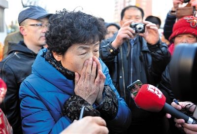 2月9日，呼格吉勒圖的母親尚愛云在旁聽趙志紅案后，接受媒體采訪時落淚。新華社記者 任軍川 攝
