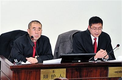 1月5日，呼市中院審理趙志紅案。律師謝飛（左）和張瑞軍（右）出庭為趙志紅辯護(hù)。