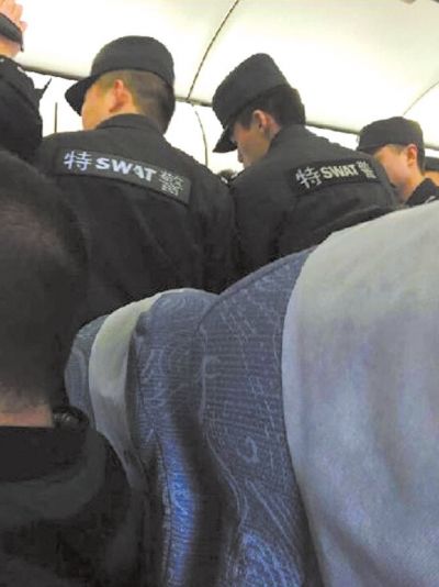 特警登機處理。