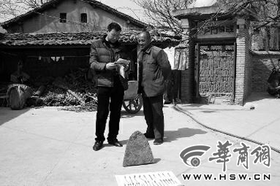 昨日，商洛市博物館工作人員（左）向李老漢講解最近出臺(tái)的《陜西省群眾保護(hù)文物獎(jiǎng)勵(lì)辦法》