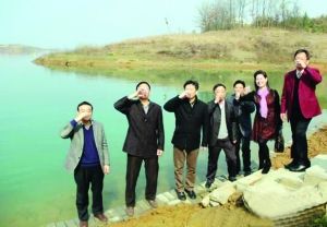 活動(dòng)儀式現(xiàn)場(chǎng)，一眾人舀起漳河水直接喝下
