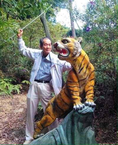 2015年1月10日，區(qū)少坤到廣東肇慶九龍湖游玩，拍攝打虎圖。