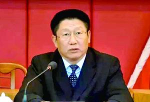 他曾身居要職，在仕途上平步青云，“連跳式”升官；他如今落馬，被查出近乎瘋狂地收受巨額利益、用公款送禮，還隱瞞“裸官”身份、在私企老板的安排下多次嫖娼、參與賭博、與多名女性通奸，被一線辦案人員形容為“五毒俱全”的干部。近日，深圳原市委常委、政法委書(shū)記蔣尊玉的貪腐歷程被披露。