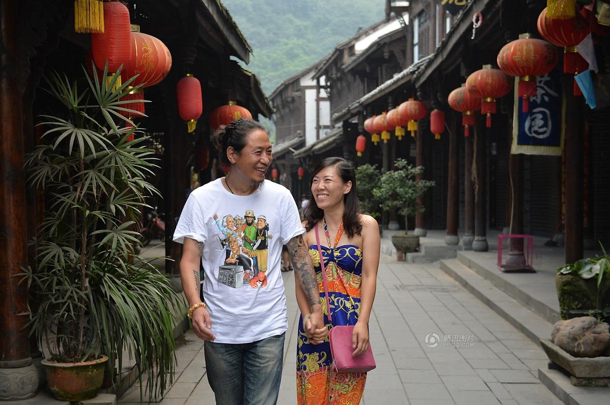 圖為7月20日，顧少強和老公于夫在成都街子古鎮(zhèn)，兩人剛于7月6日登記結婚。王勤/CFP