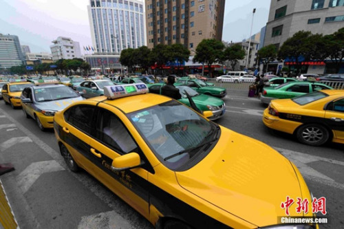 1月17日，福州華榕出租車公司期下的出租車在街頭候客。