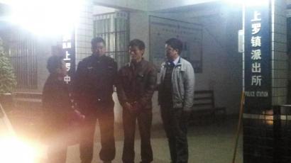 王強(qiáng)被抓獲歸案,右二為犯罪嫌疑人。