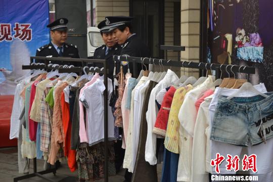 警方展示的部分被盜服裝。　宋立超　攝