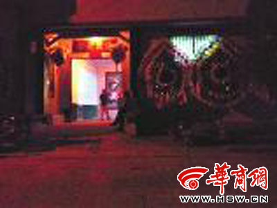 昨晚8時許，老人的大兒子的家正在辦喪事，屋外擺放著花圈 本報記者張超攝