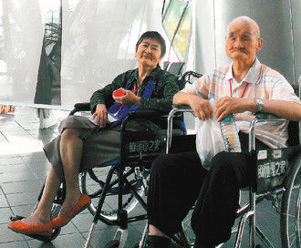 臺灣老夫妻“王爺爺”及“王奶奶”，雙雙失智，但兩人“即使遺忘了全世界，也不會忘了彼此”，片刻也不想分離，深厚情感令人感動。臺灣《聯(lián)合報》圖