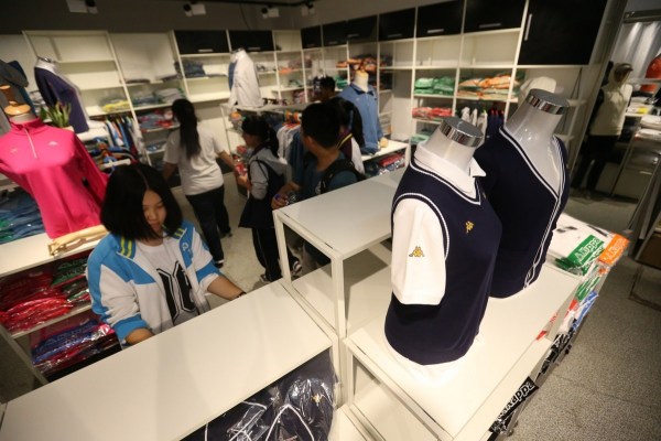 　9月12日，北京，十一學校在推出三大類、超過40款“最潮”校服，吸引學生搶購。