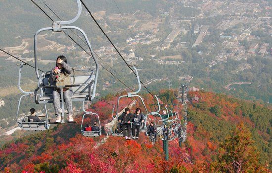　香山公園“吊籃式”纜車(chē)除防護(hù)杠外，無(wú)其他防護(hù)措施。（資料圖）