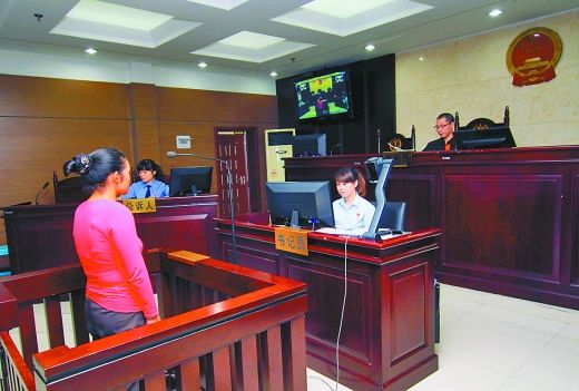    9月29日，萬州區(qū)人民法院，被告王桂娟（化名）在庭審現(xiàn)場。 重慶晨報記者 胡杰 實習生 黃敬坤 攝