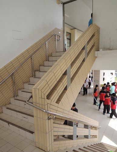 高職樓梯口傳出情殺，嚇壞一群學(xué)生。圖片來源：臺灣媒體