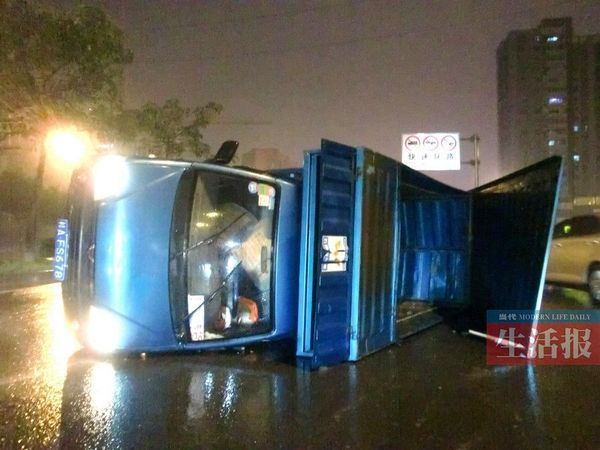 小貨車側(cè)翻現(xiàn)場。