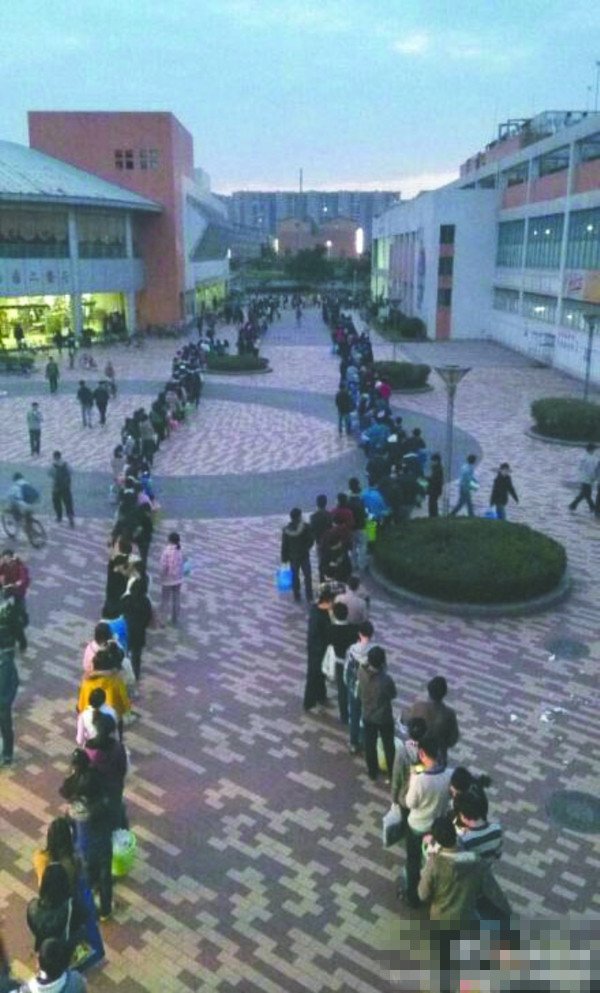 24日傍晚，川大江安校區(qū)浴室前排隊(duì)“盛況”
