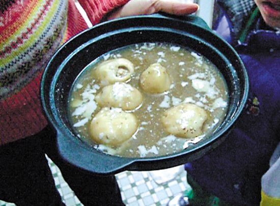 由于放置時(shí)間過久，鍋里的湯圓已經(jīng)非常大，湯圓皮上浮現(xiàn)很多白色物質(zhì)。