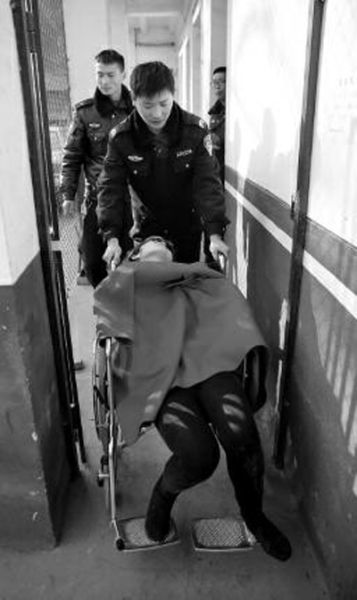 昨日，派出所民警帶女駕駛員賈某去醫(yī)院做檢查 記者 陳團(tuán)結(jié) 攝